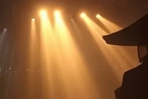 《银盐年代》横版剧照：暗房红灯下的胶片冲洗盘
